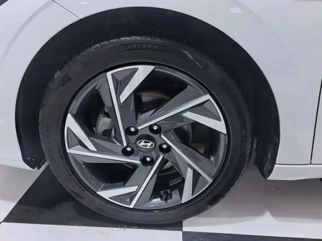 Hyundai Elantra — фото 2
