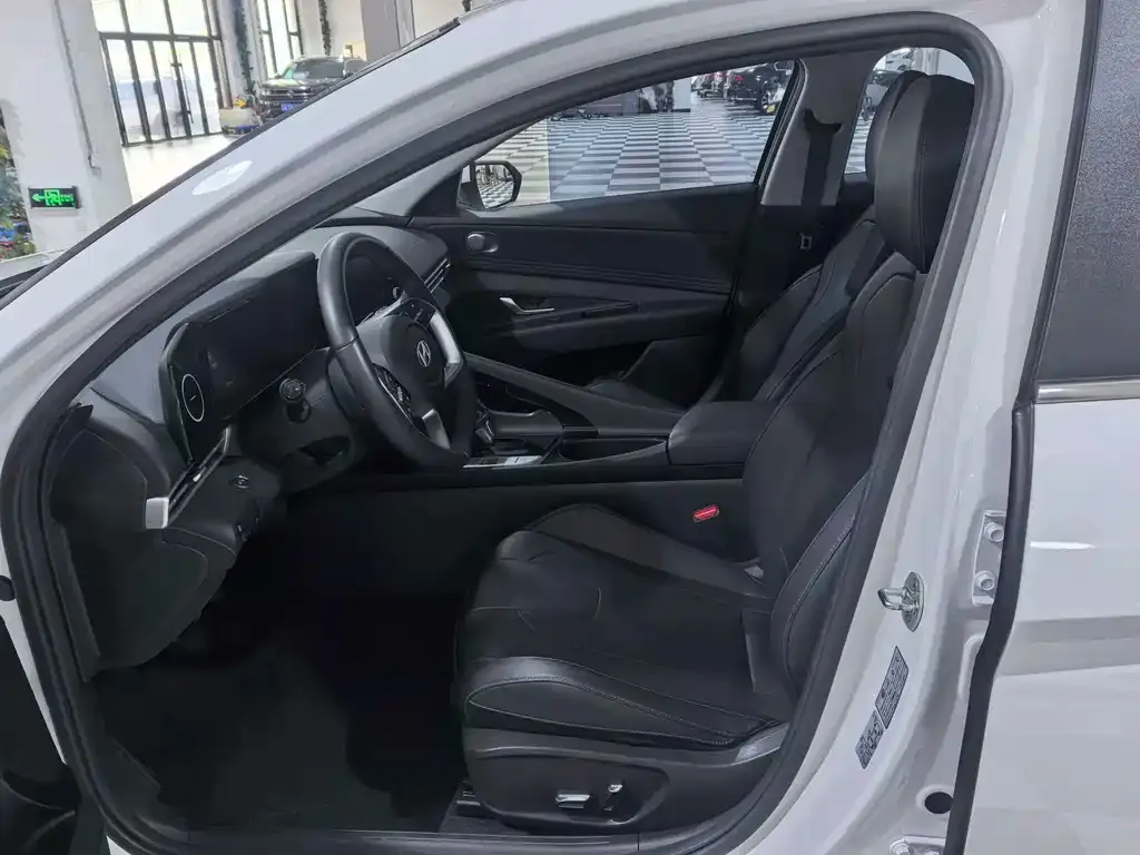 Hyundai Elantra — фото 3