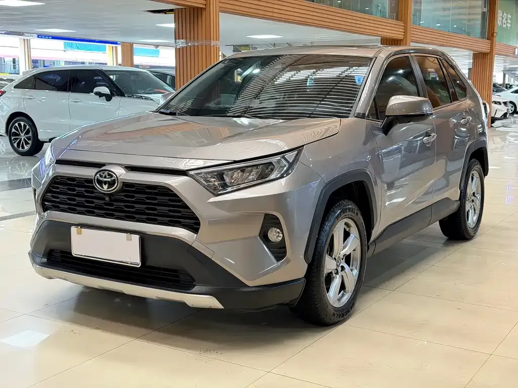 Toyota RAV4 — фото 1