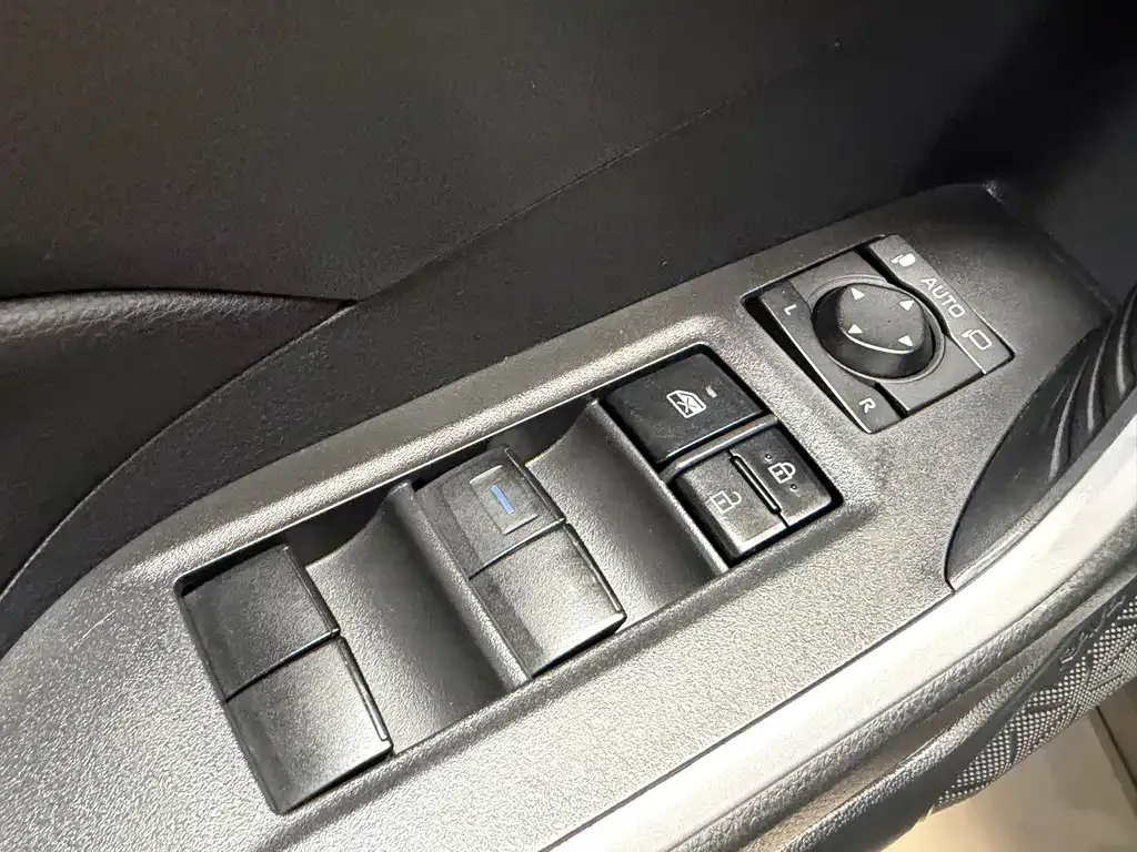 Toyota RAV4 — фото 10