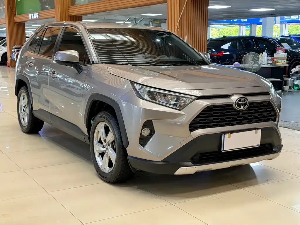 Toyota RAV4 — фото 7