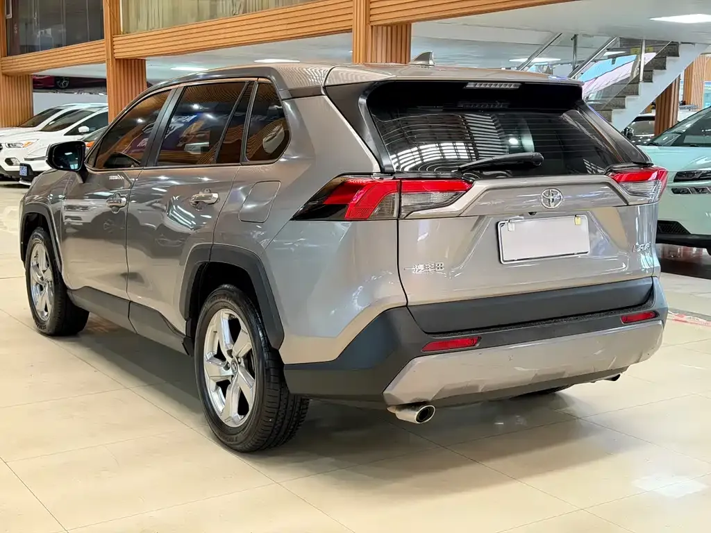 Toyota RAV4 — фото 5