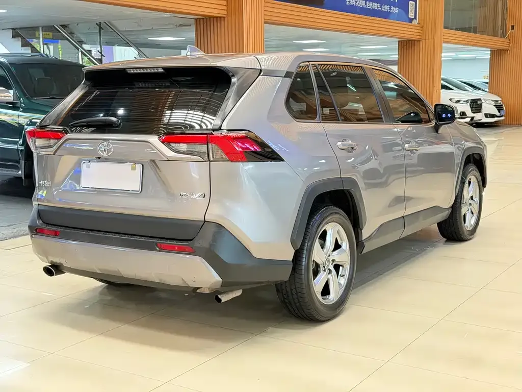 Toyota RAV4 — фото 4