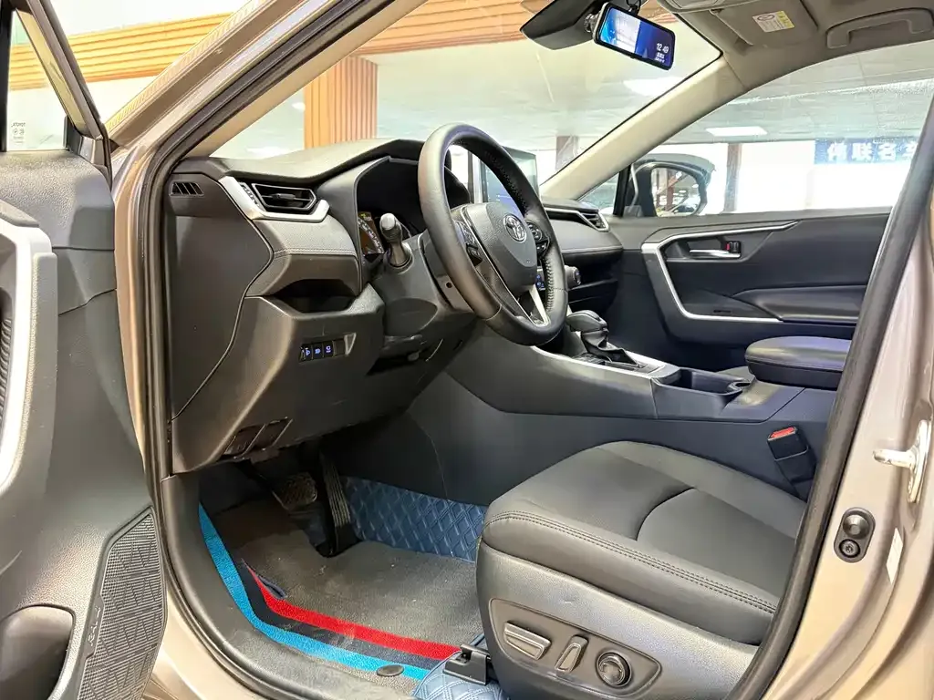 Toyota RAV4 — фото 9