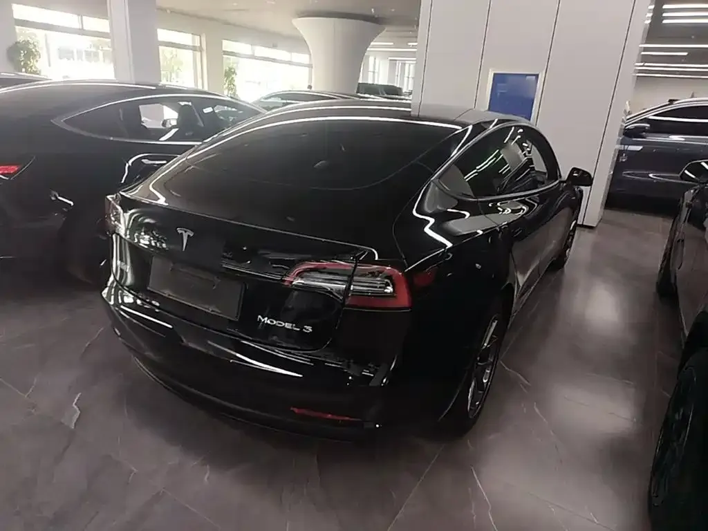 Tesla Model 3 — фото 9