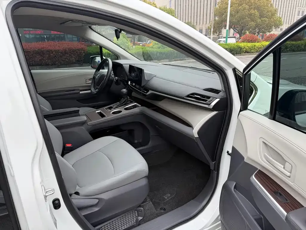 Toyota Granvia — фото 6