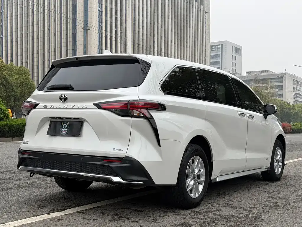 Toyota Granvia — фото 9