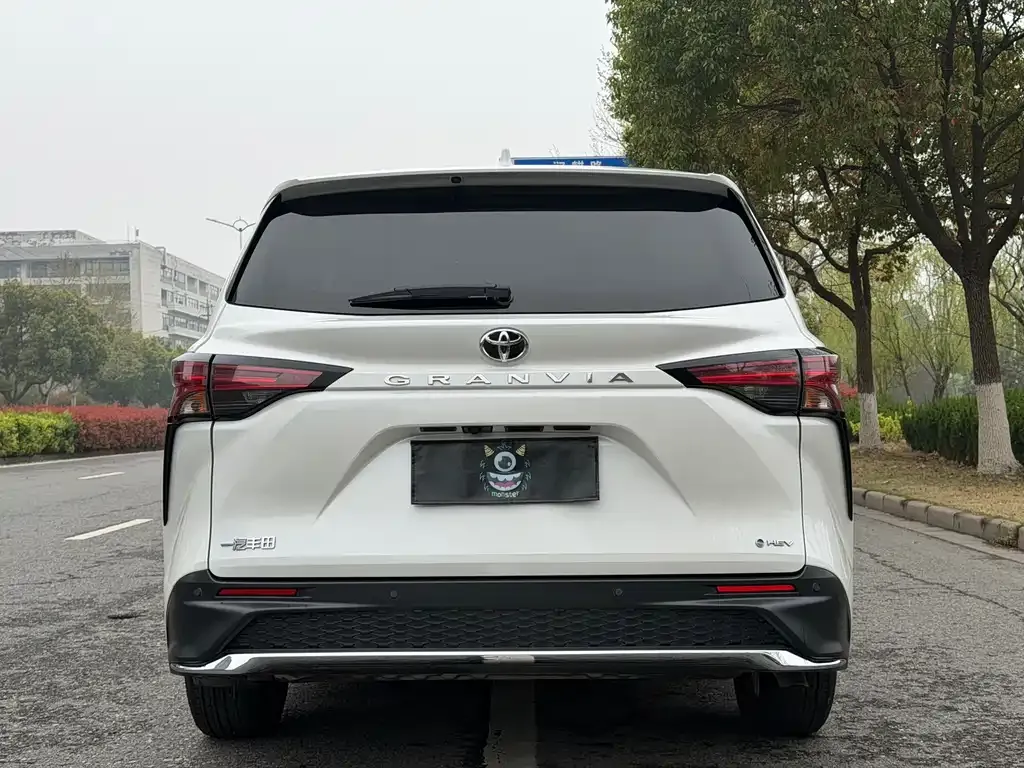 Toyota Granvia — фото 7