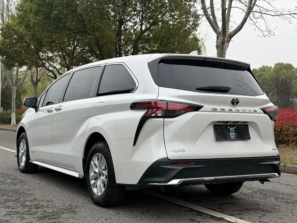 Toyota Granvia — фото 8