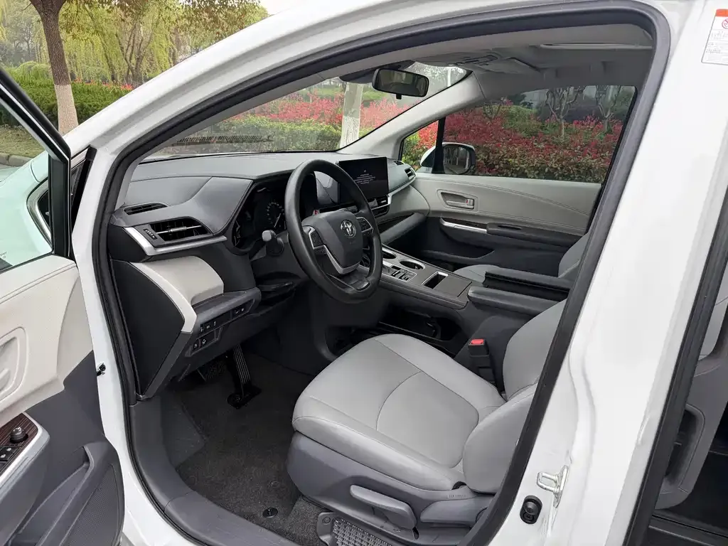 Toyota Granvia — фото 5