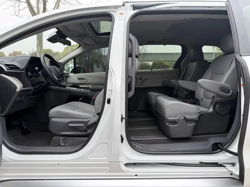 Toyota Granvia — фото 2
