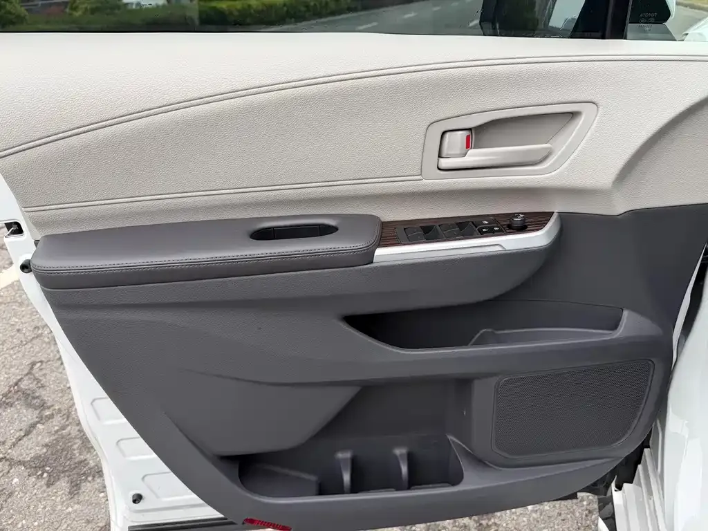 Toyota Granvia — фото 4