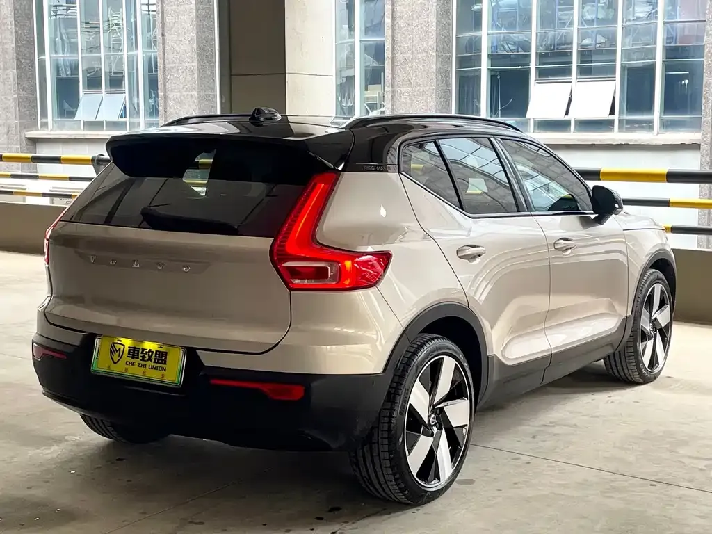 Volvo XC40 NEV — фото 8