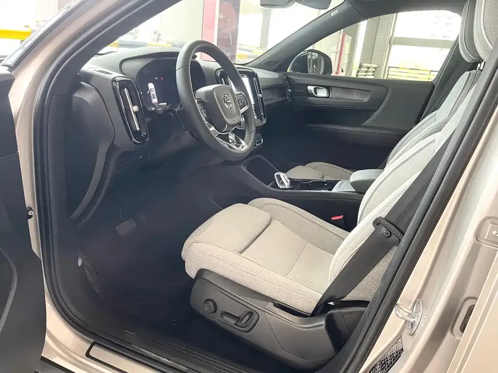 Volvo XC40 NEV — фото 6