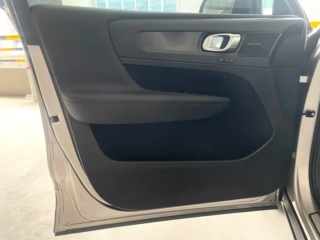 Volvo XC40 NEV — фото 2
