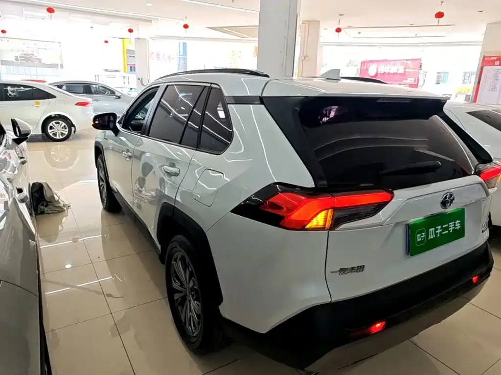 Toyota RAV4 — фото 10