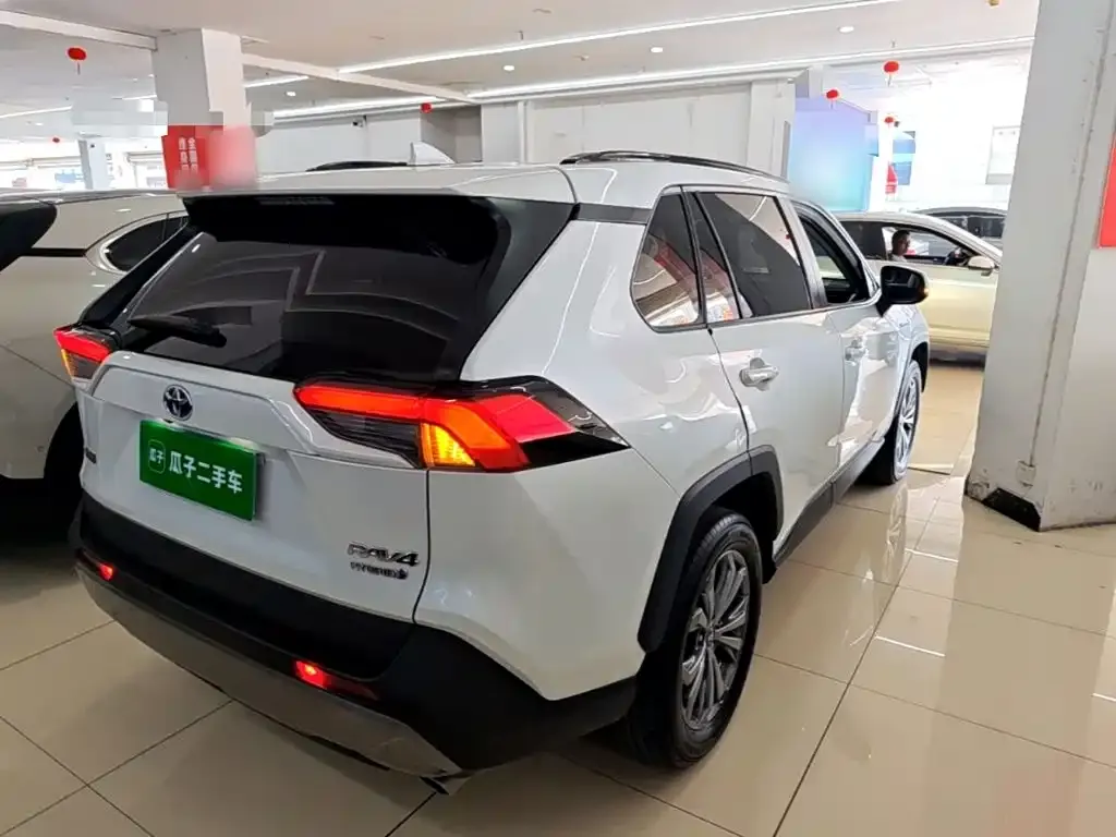 Toyota RAV4 — фото 5