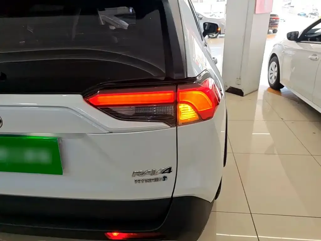 Toyota RAV4 — фото 2