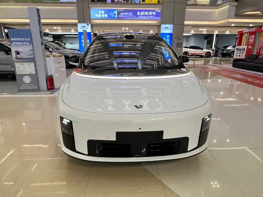 Li Auto i8 — фото 1