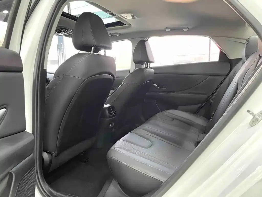 Hyundai Elantra — фото 3