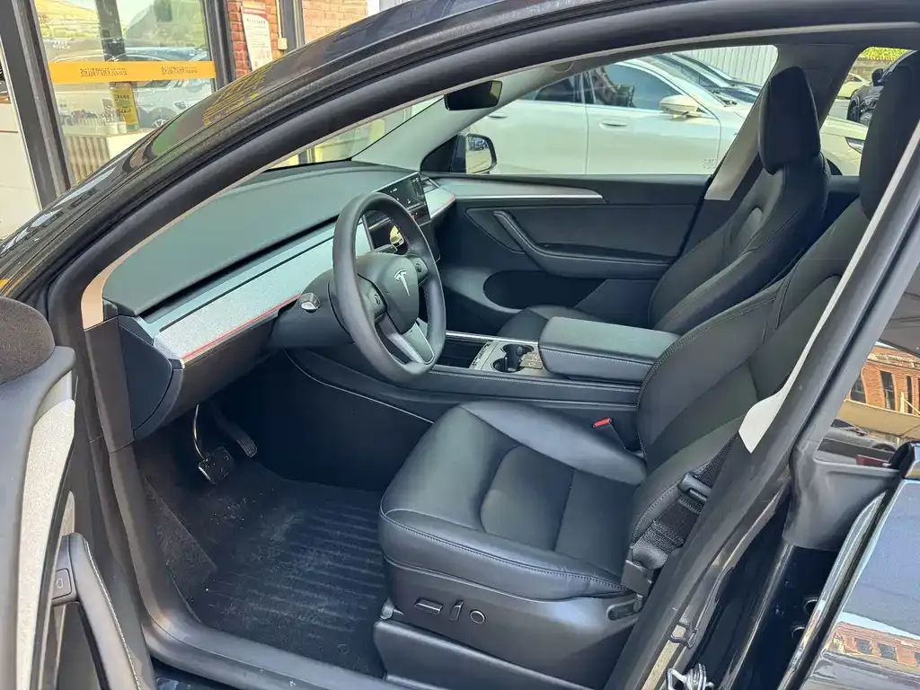 Tesla Model Y — фото 10