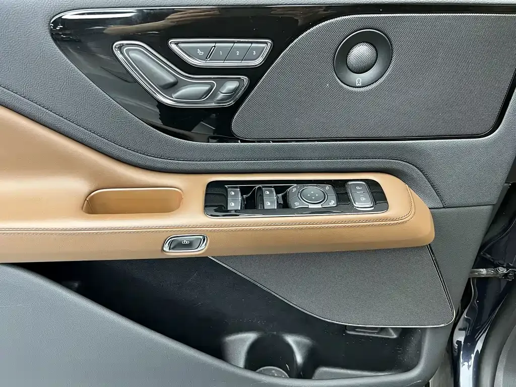 Lincoln Aviator — фото 10