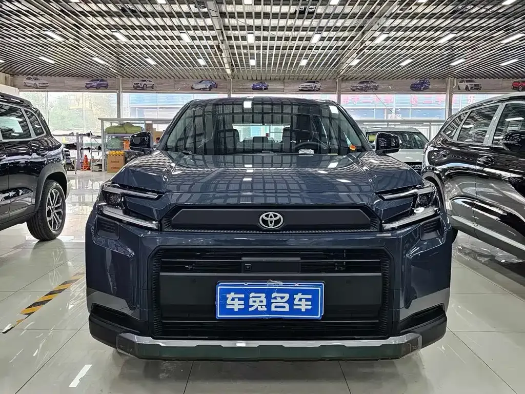 Toyota RAV4 — фото 1