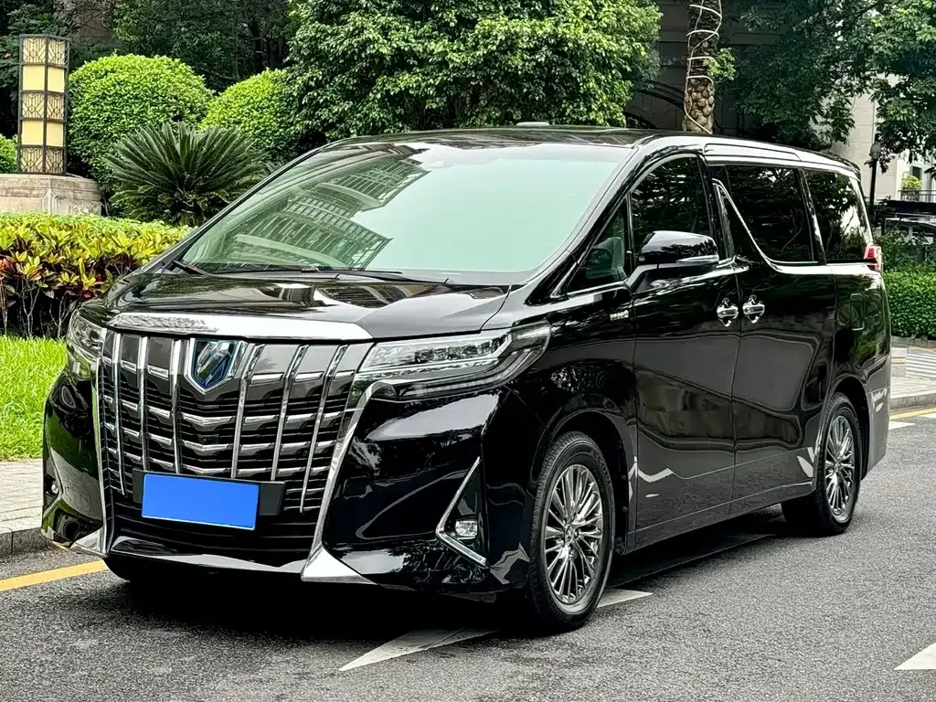Toyota Alphard — фото 1