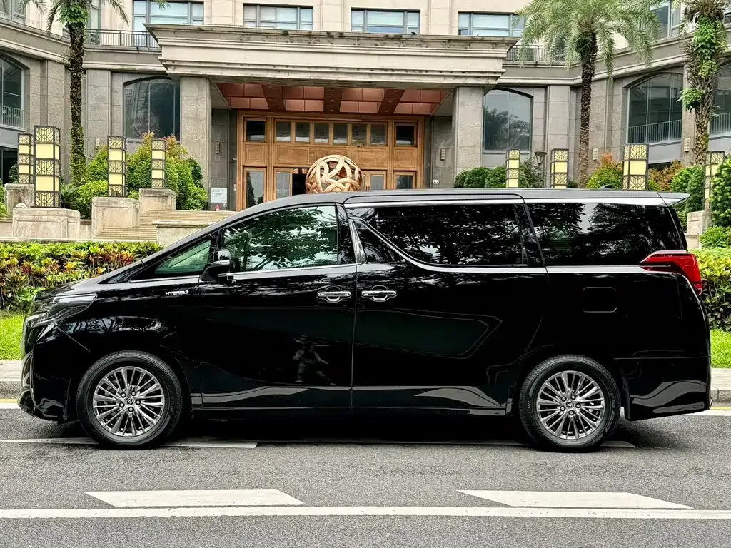 Toyota Alphard — фото 10
