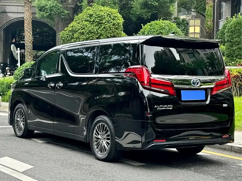 Toyota Alphard — фото 9