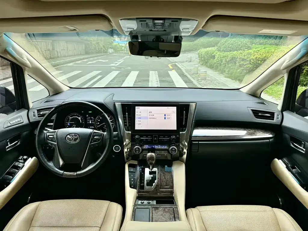 Toyota Alphard — фото 8