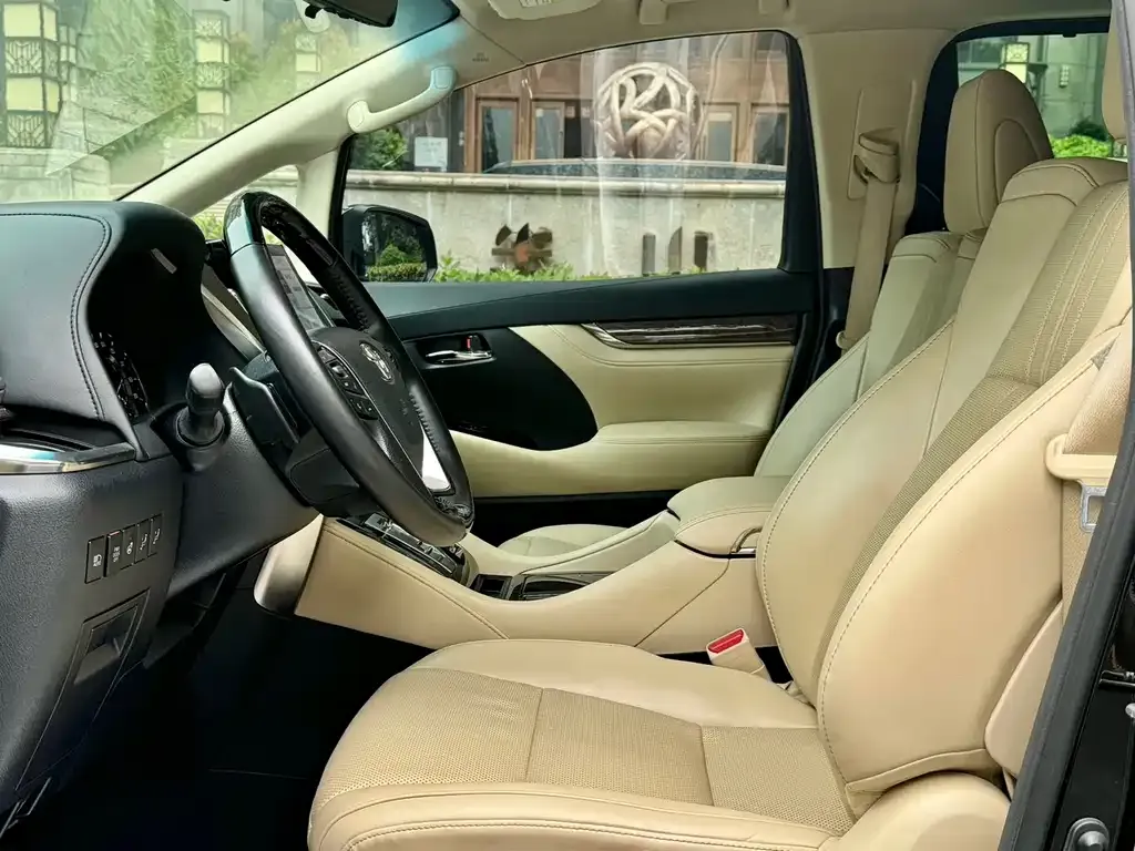 Toyota Alphard — фото 2