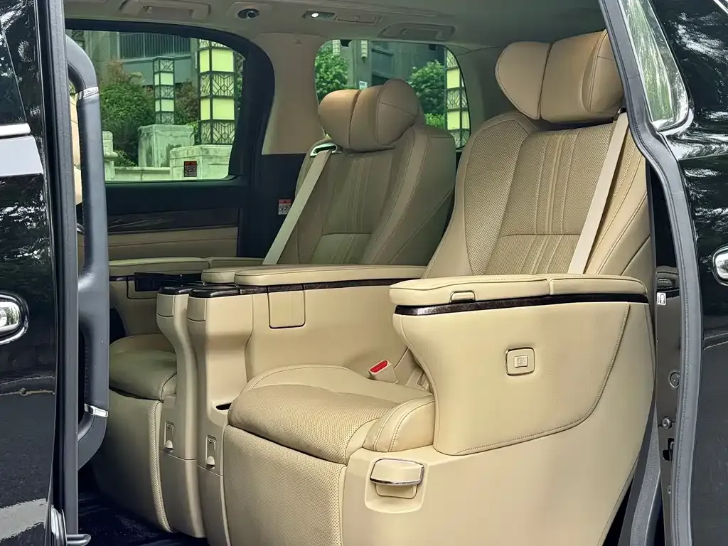 Toyota Alphard — фото 3