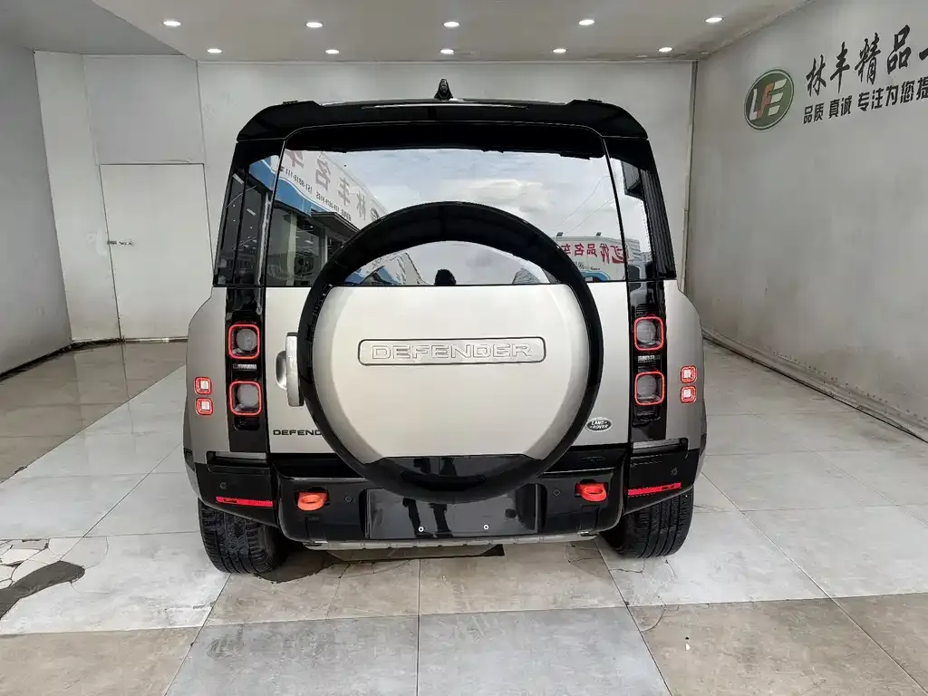 Land Rover Defender — фото 6