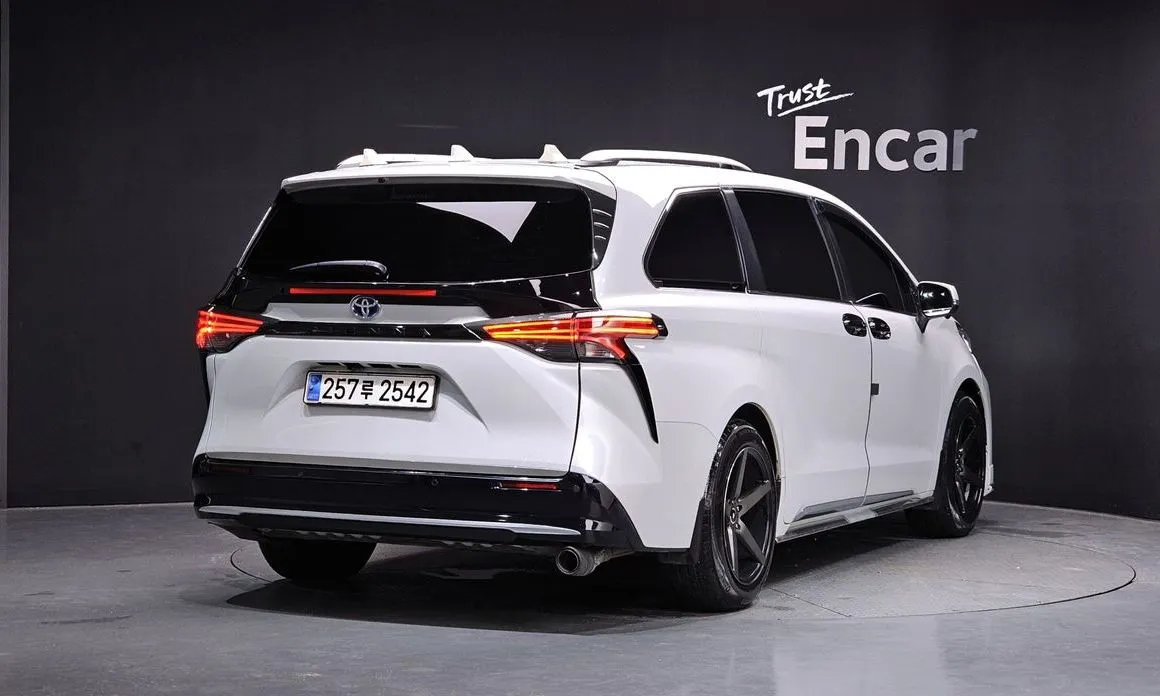 Toyota Sienna — фото 2