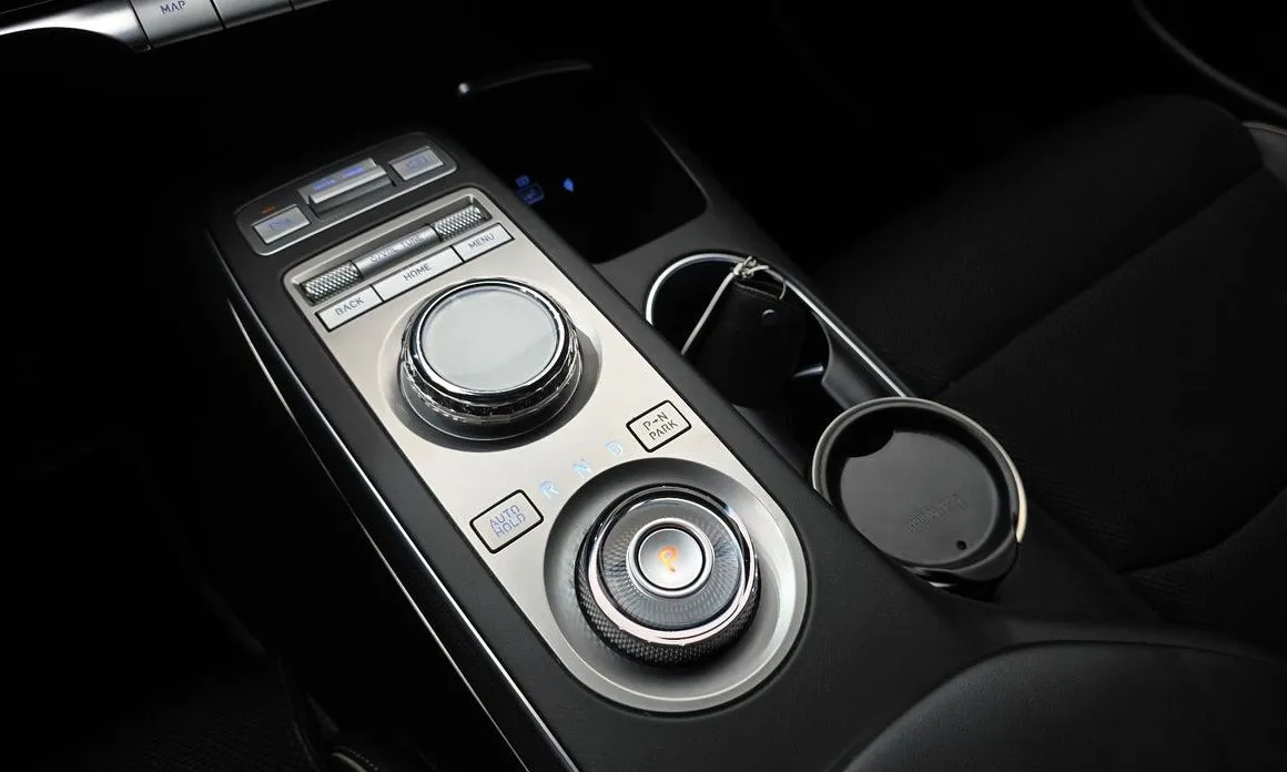 Genesis GV70 — фото 2