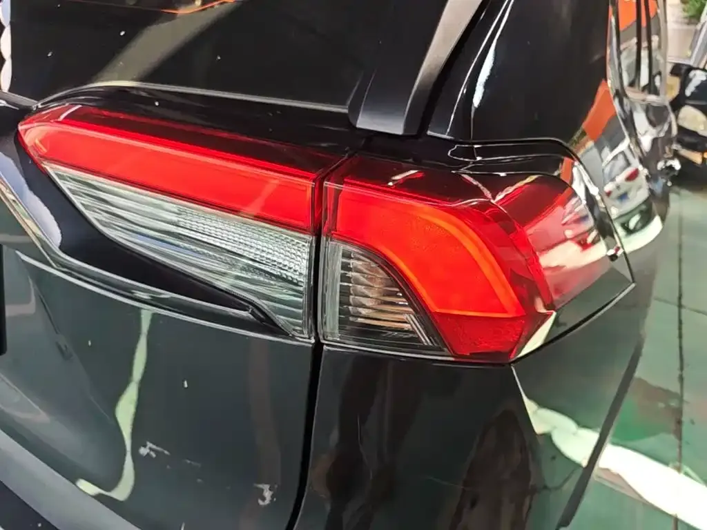 Toyota RAV4 — фото 3