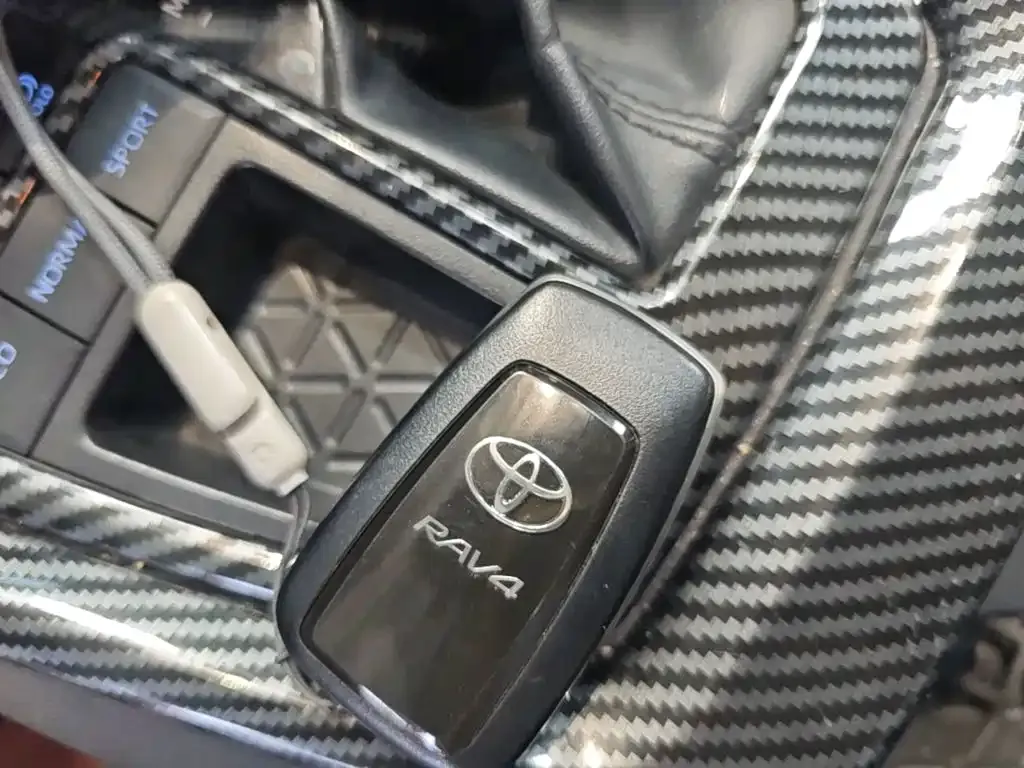 Toyota RAV4 — фото 4