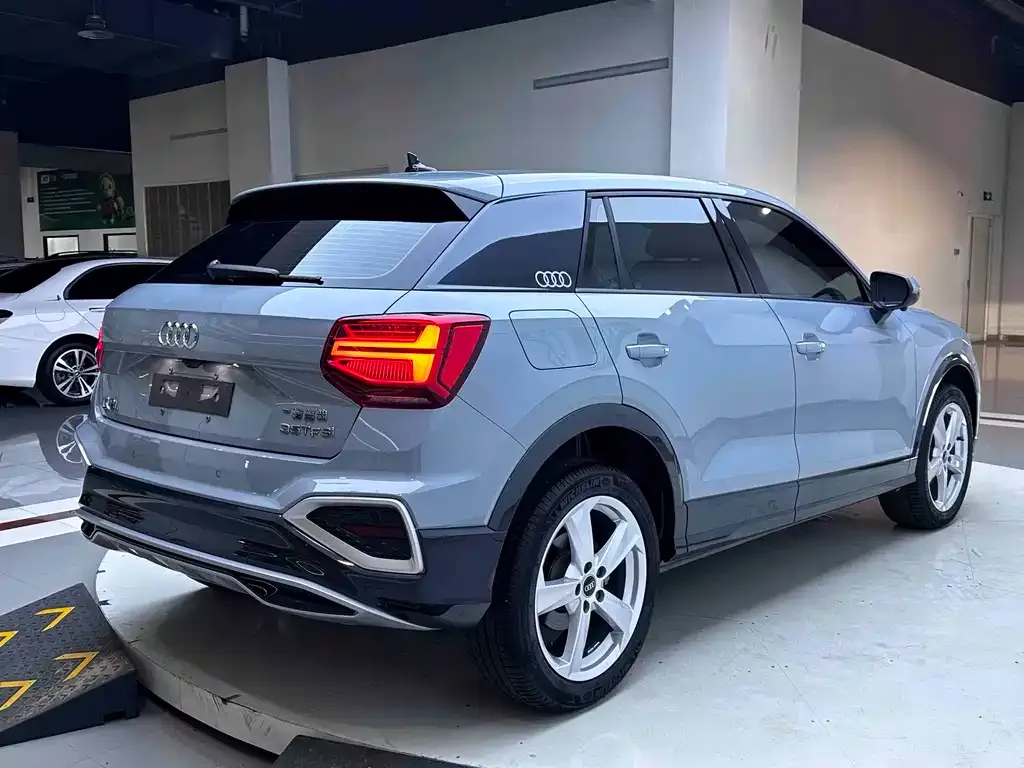 Audi Q2L — фото 10