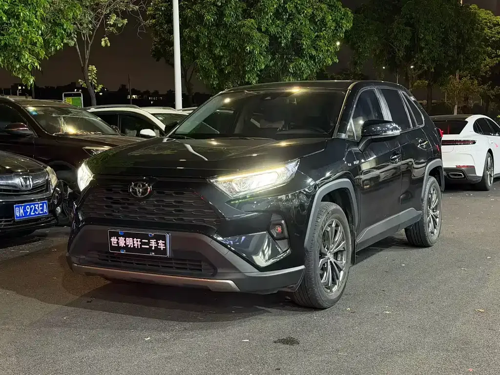 Toyota RAV4 — фото 1