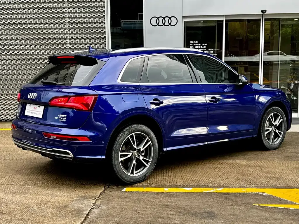 Audi Q5L — фото 10