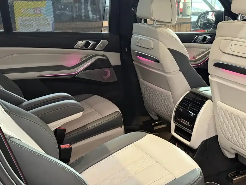 BMW X7 M60i 2023 из CN, фото 4