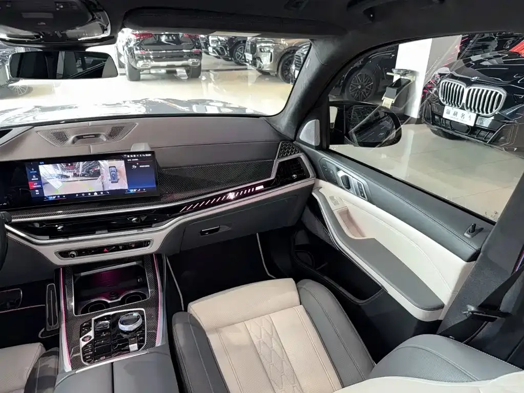 BMW X7 M60i 2023 из CN, фото 9