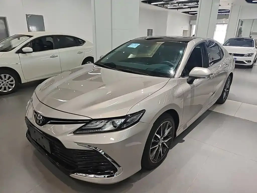 Toyota Camry — фото 1