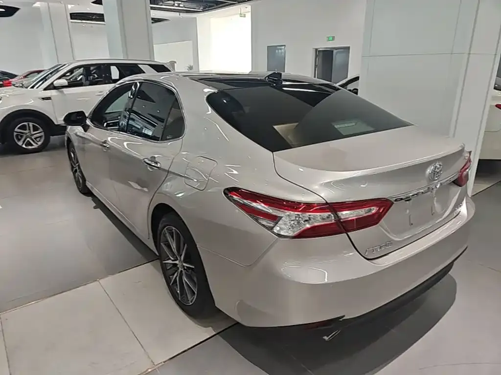 Toyota Camry — фото 3