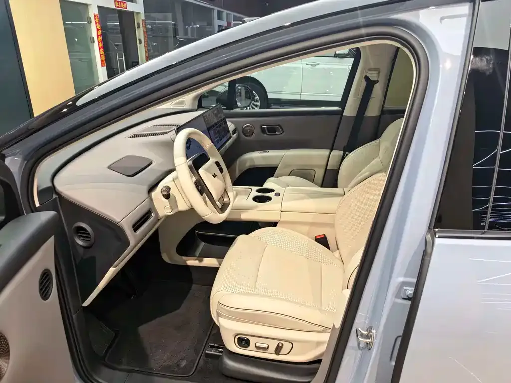 Li Auto i8 — фото 5