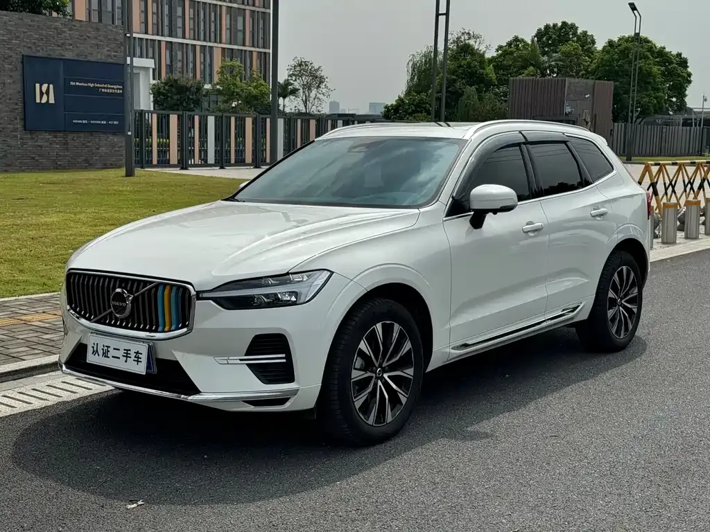 Volvo XC60 — фото 1