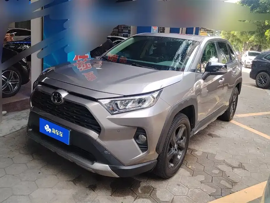 Toyota RAV4 — фото 1