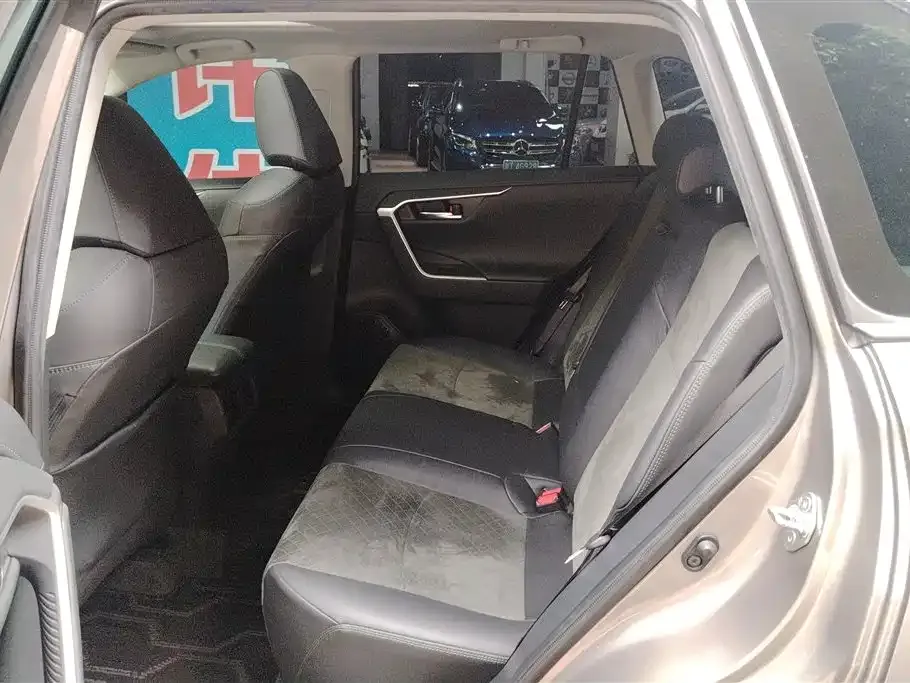 Toyota RAV4 — фото 8
