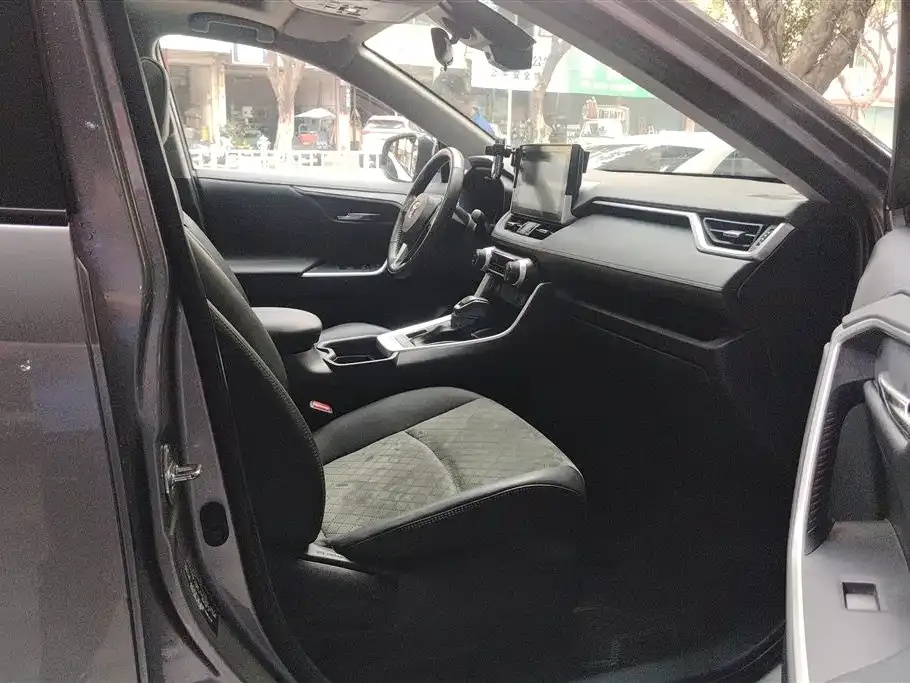 Toyota RAV4 — фото 4
